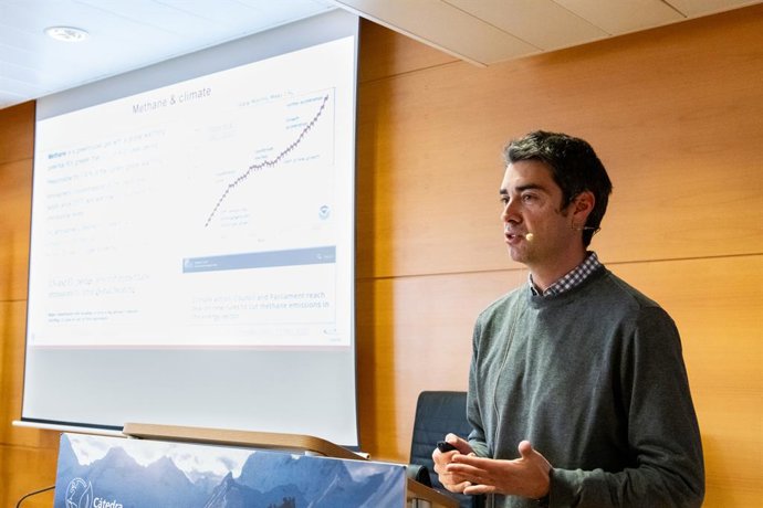 El responsable del grup de Teledetecció Terrestre i Atmosfrica LARS (Land and Atmosphere Remote Sensing) de l'IIAMA-UPV (Institut d'Enginyeria de l'Aigua i Medi ambient de la Universitat Politcnica de Valncia), Luis Guanter