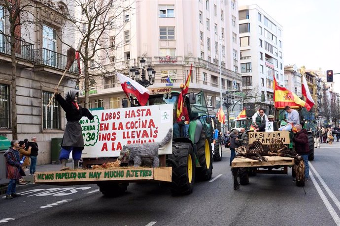 Tractores en la manifestación por el centro de Santander