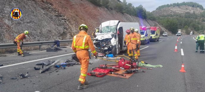 Muere un hombre al colisionar con su furgoneta contra un camión en la A-7 en Xàtiva (Valencia)