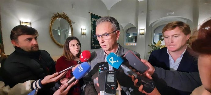 El delegado del Gobierno en Extremadura atiende a los medios tras recibir al alcalde de Badajoz