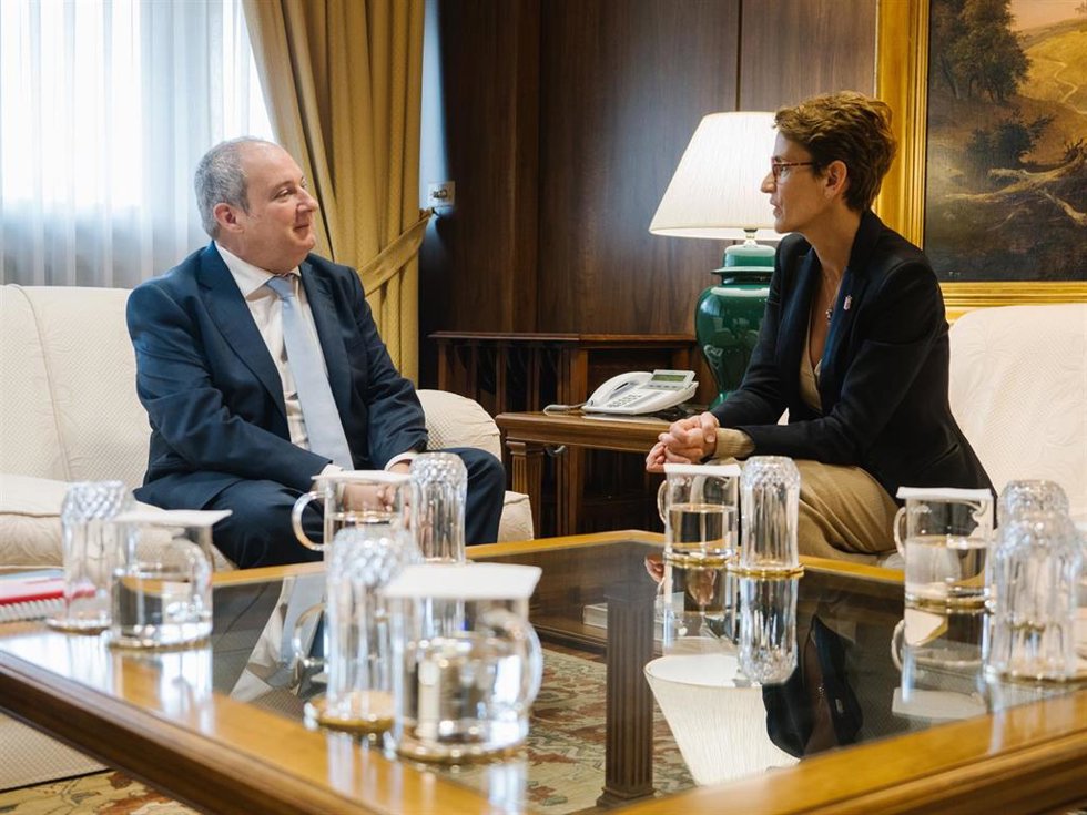 El ministro de Industria y Turismo del Gobierno de España, Jordi Hereu, junto a la presidenta de Navarra, María Chivite