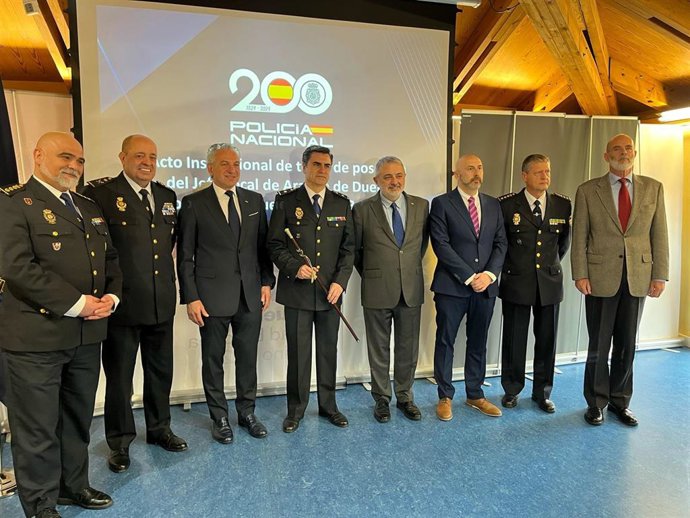 Sen, junto a mandos policiales hoy en Aranda.