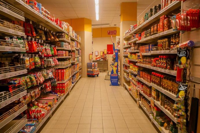 Archivo - Un pasillo de un supermercado de Madrid (España).