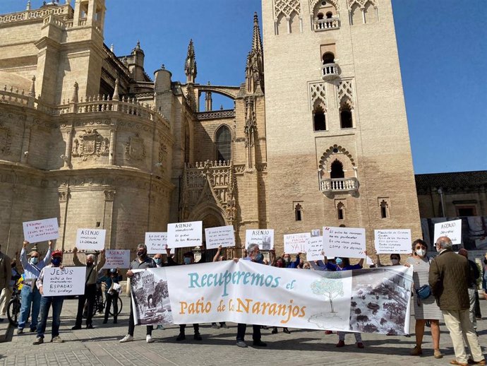 Archivo - Concentración a los pies de la Giralda en demanda de revertir las inmatriculaciones 