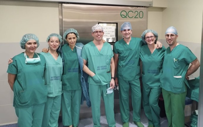 Equipo de especialistas que participaron en la primera intervención quirúrgica de un paciente con TOC en Galicia, en el hospital Álvaro Cunqueiro de Vigo.