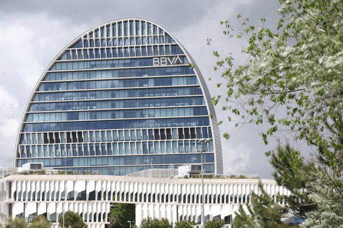 Archivo - Edificio de la sede de BBVA en Madrid, conocido como La Vela, a 22 de abril de 2021, en Madrid (España). 