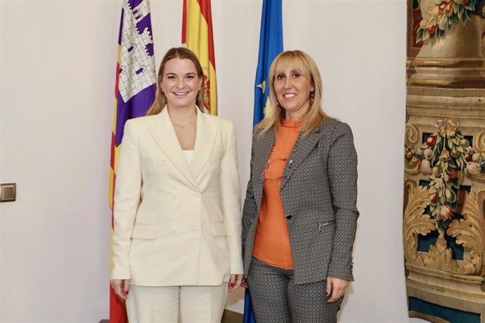 La presidenta del Govern, Marga Prohens, recibe en audiencia, en el Consolat de Mar, a la alcaldesa de Felanitx, Catalina Soler.