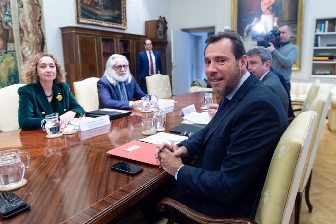 Archivo - El ministro de Transportes y Movilidad Sostenible, Óscar Puente (d), se reúne con la consellera de Territori de la Generalitat de Catalunya, Ester Capella (i), en el Ministerio de Transportes.