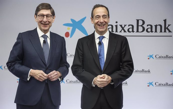 El presidente de CaixaBank, José Ignacio Goirigolzarri (i), y el consejero delegado de la entidad, Gonzalo Gortázar (d), durante la presentación de los resultados de CaixaBank correspondientes al ejercicio de 2023, a 2 de febrero de 2024, en Valencia, C