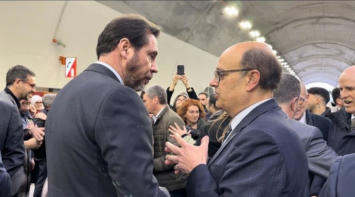 Panés conversa con el ministro de Transportes y Movilidad, Óscar Puente, este viernes durante la inauguración del tramo de la B-40 entre Olesa de Montserrat y Viladecavalls (Barcelona)