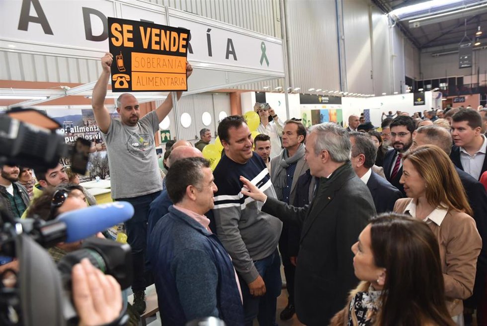 Movilizaciones en el stand de UAGA-COAG en la Feria Internacional de Maquinaria Agrícola (FIMA), al que se acerca el presidente del Gobierno de Aragón, Jorge Azcón.