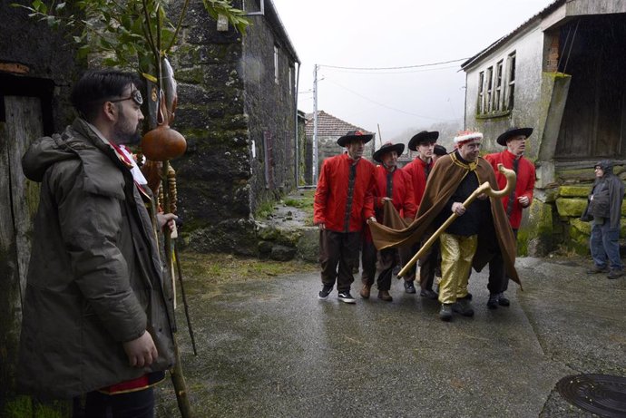 Mayordomos y danzantes pelean por robar y rescatar la corona del rey del Entorido durante la procesión de santo Entroido y santa Entroida, a 13 de febrero de 2024, en Covelo, Melón, Ourense, Galicia (España). El núcleo ourensano de Covelo acoge su parti