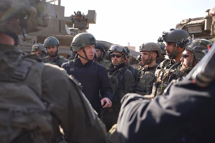 El ministro de Defensa de Israel, Yoav Gallant, junto a un grupo de militares.