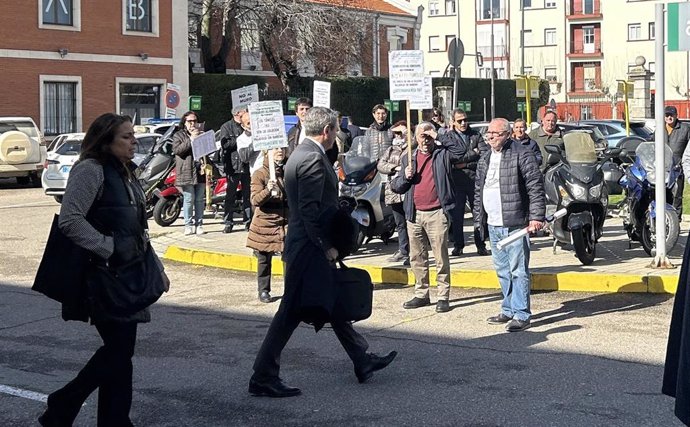 Representantes de la Plataforma por el Soterramiento protestan a la salida del secretario de Estado de Transportes, José Antonio Santano, de la reunión del Consejo de Administración de la SVAV.