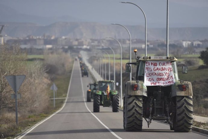 Decenas de tractores durante la tercera jornada de protestas de los ganaderos y agricultores para pedir mejoras en el sector, a 8 de febrero de 2024, en Huesca, Aragón (España). 