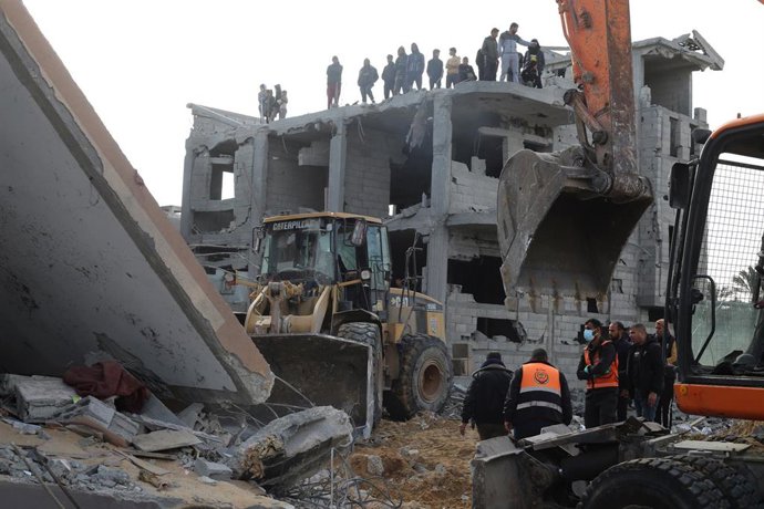 RAFAH, Feb. 16, 2024  -- People check the rubble of a building destroyed in an Israeli air strike in the southern Gaza Strip city of Rafah, on Feb. 16, 2024. Palestinian medical sources told Xinhua that at least 11 Palestinians were killed in Israeli airs