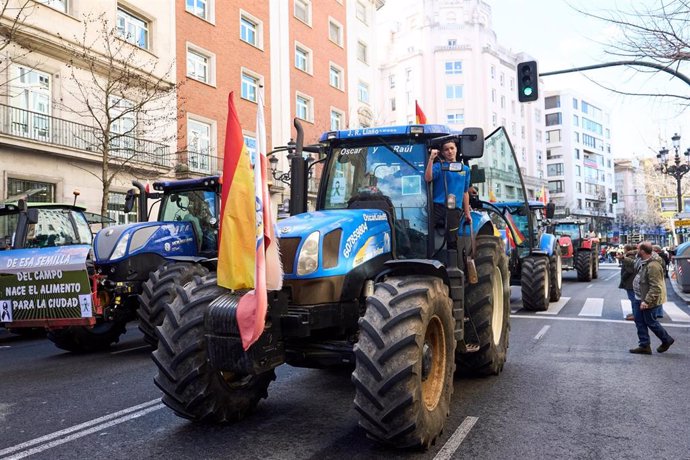 Tractores en una manifestación durante la undécima jornada de protestas de los tractores en las carreteras españolas, a 16 de febrero de 2024, en Santander, Cantabria (España)