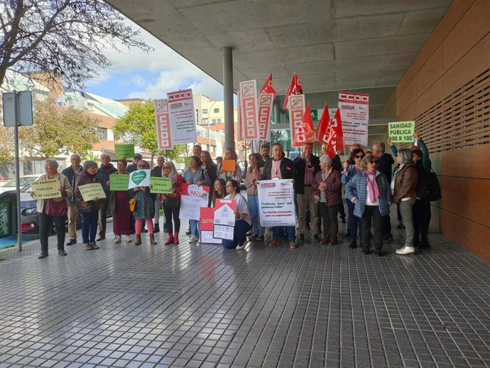Concentración de sindicalistas de CCOO ante la sede del Distrito Sanitario Córdoba-Guadalquivir.