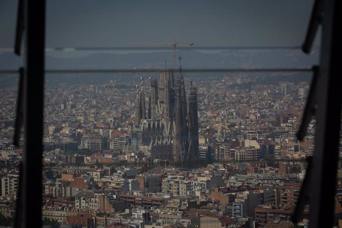 Archivo - Vista de la Sagrada Familia desde el mirador de la Torre Glòries de Barcelona.