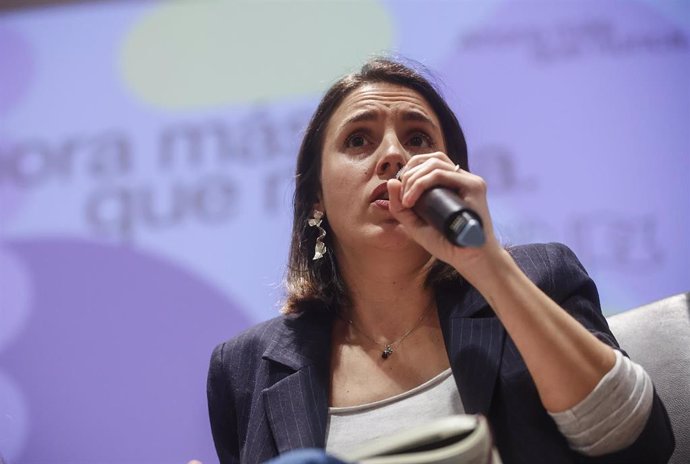 La candidatura de Podemos a las elecciones europeas y exministra de Igualdad, Irene Montero, participa en el acto 'Ara més que mai', en el Aula Magna de la Facultad de Filosofía de la UV, a 26 de enero de 2024, en Valencia, Comunidad Valenciana (España).