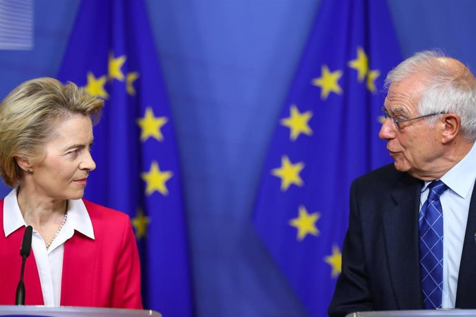Archivo - La presidenta de la Comisión Europea, Ursula von der Leyen, y el Alto Representante de la UE para Política Exterior, Josep Borrell