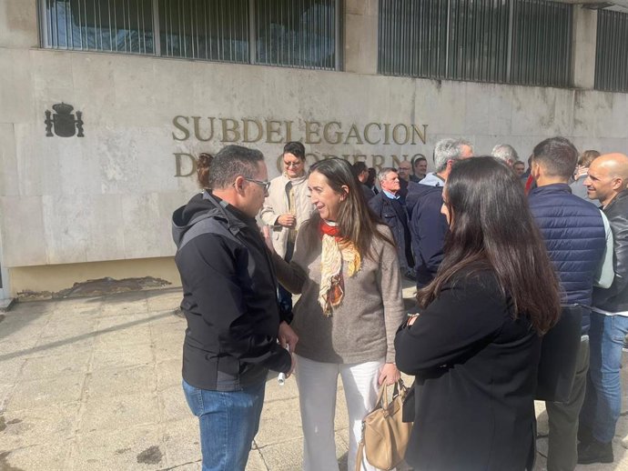 La presidenta de VOX en Córdoba, Paula Badanelli, junto a varios miembros del Comité Ejecutivo Provincial, en la convocatoria de sindicatos de Policía y Guardia Civil.