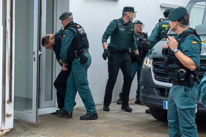 Uno de los ocho detenidos por la muerte de dos agentes de la Guardia Civil el pasado viernes en el puerto de Barbate entrando en los juzgados de Barbate. 