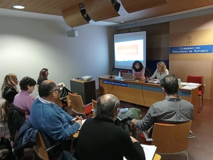 La directora general Eva Ledo y la jefa de Servicio, Violeta, García, en la reunión de esta mañana con sindicatos.