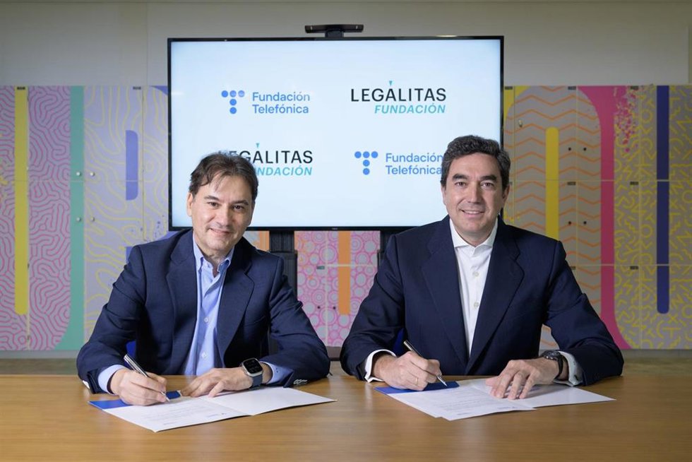 De izquierda a derecha: Luis Prendes, director general de Fundación Telefónica y Juan Pardo Calvo, vocal de Fundación Legálitas