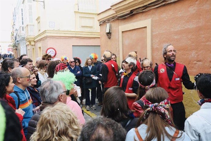 Archivo - Una agrupación callejera actuando en el centro de Cádiz durante el carnaval de 2023. ARCHIVO.