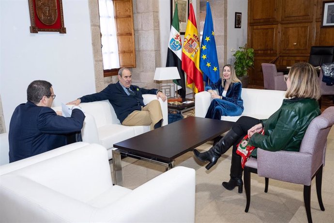 La presidenta de la Junta de Extremadura, María Guardiola, se reúne con el presidente del Foro Nuclear, Ignacio Araluce