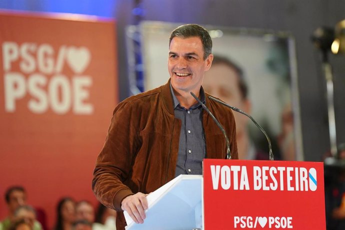 El secretario general del PSOE y presidente del Gobierno, Pedro Sánchez, interviene durante el cierre de la campaña electoral del PSdeG-PSOE, en el Pavillón Fontiñas, a 16 de febrero de 2024, en Santiago de Compostela, A Coruña, Galicia (España). Este ú