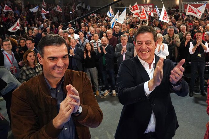 El secretario general del PSOE y presidente del Gobierno, Pedro Sánchez (i) y el candidato del PSdeG a la Presidencia de la Xunta, José Ramón Gómez Besteiro (d), durante el cierre de la campaña electoral del PSdeG-PSOE, en el Pavillón Fontiñas, a 16 de 