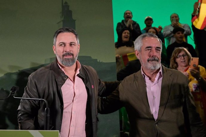 Archivo - El presidente de Vox, Santiago Abascal, en el mitin de cierre de campaña junto al candidato de la formación a la Presidencia, Álvaro Díaz-Mella