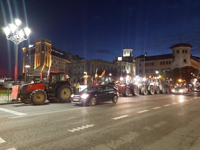 Varios tractores pasan la noche en el centro de Santander