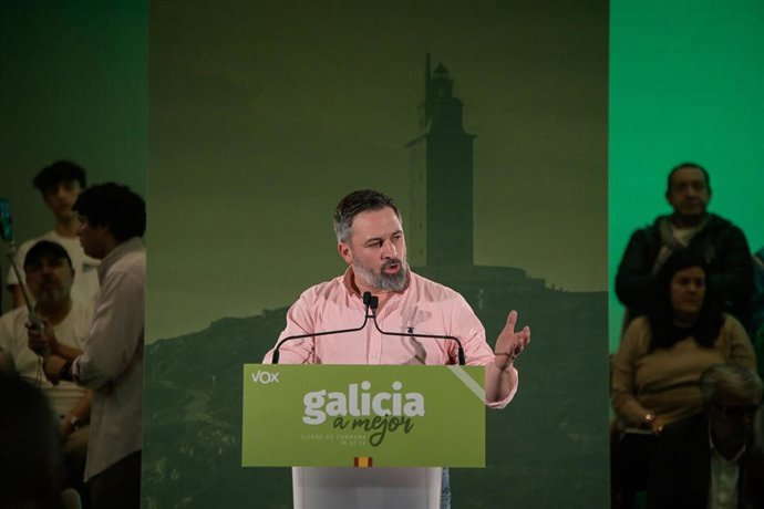 El líder de Vox, Santiago Abascal, interviene durante el cierre de la campaña electoral de Vox, en el Hotel Attica21, a 16 de febrero de 2024, en Santiago de Compostela, A Coruña, Galicia (España).