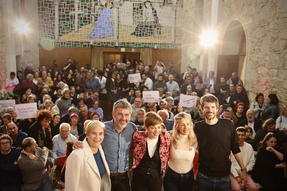 (I-D) La exalcaldesa de Barcelona, Ada Colau; el cabeza de lista de Sumar Galicia por Pontevedra, Ramón Sarmiento; la candidata de Sumar Galicia a la presidencia de la Xunta de Galicia, Marta Lois; la vicepresidenta segunda y líder de Sumar, Yolanda Día