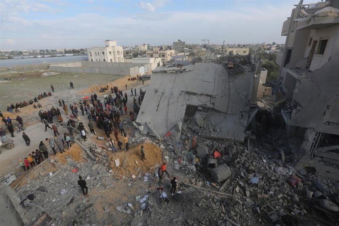 RAFAH, Feb. 16, 2024  -- People check the rubble of a building destroyed in an Israeli air strike in the southern Gaza Strip city of Rafah, on Feb. 16, 2024. Palestinian medical sources told Xinhua that at least 11 Palestinians were killed in Israeli airs