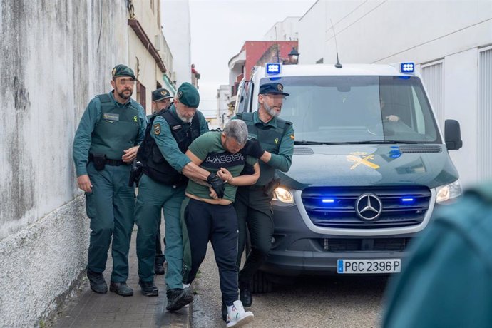 Uno de los ocho detenidos por la muerte de dos agentes de la Guardia Civil el pasado viernes en el puerto de Barbate entrando en el juzgado de Barbate el lunes para declarar ante la jueza. 