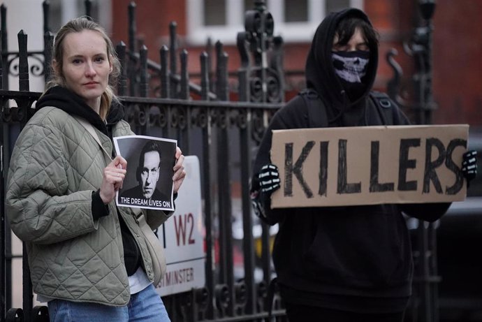 Manifestantes frente a la embajada de Rusia en Londres tras la muerte del opositor ruso Alexei Navalni