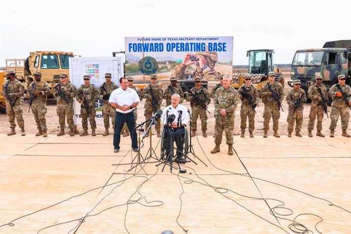 El gobernador de Texas, Greg Abbott, en la rueda de prensa sobre la nueva base de operaciones de la Guardia Nacional