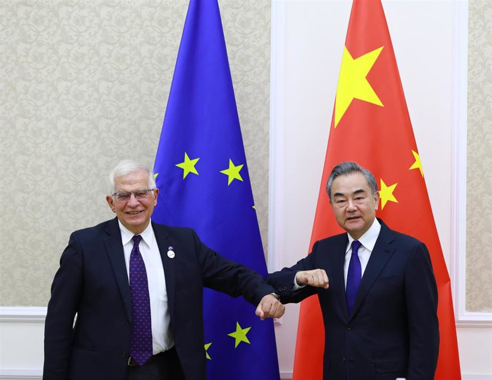 Archivo - El Alto Representante de la UE para Política Exterior, Josep Borrell, y el ministro de Exteriores de China, Wang Yi