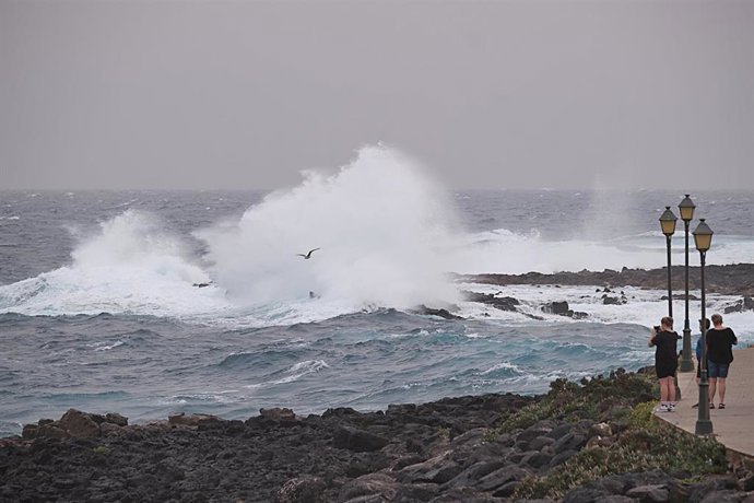 Archivo - El paseo marítimo de una playa de Fuerteventura con oleaje, a 27 de diciembre de 2022, en Fuerteventura, Las Palmas, Islas Canarias (España), en una foto de archivo