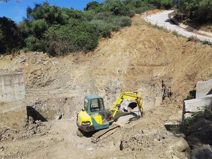 Archivo - Imagen de archivo de obra de la Junta para la sustitución de un tramo de tubería para la conducción de agua desde la presa de Charco Redondo en Los Barrios (Cádiz). 