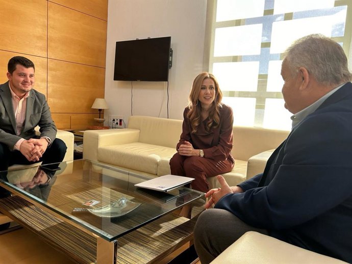 La directora general del SEF, Marisa López Aragón, y el alcalde de Totana, Juan Pagán, durante la reunión mantenida esta semana
