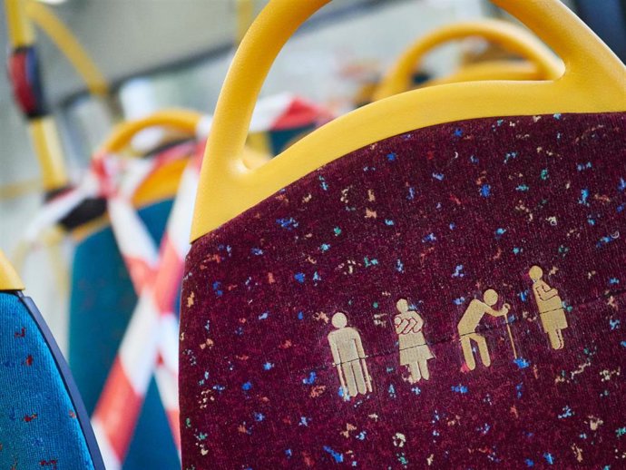 Archivo - Un asiento de un autobús urbano.