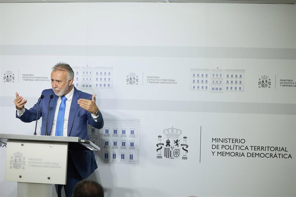 El ministro de Política Territorial y Memoria Democrática, Ángel Víctor Torres, ofrece una rueda de prensa para hacer balance de los acuerdos alcanzados con las comunidades autónomas en el Ministerio de Política Territorial y Memoria Democrática, a 15 d
