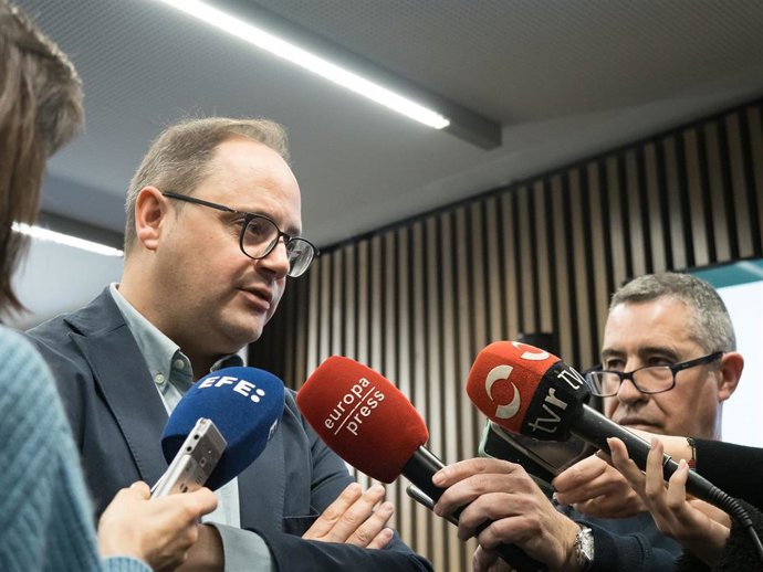 El eurodiputado y vicepresidente de la Comisión de Medio Ambiente, Salud Pública y Seguridad Alimentaria de la Eurocámara, César Luena, ofrece declaraciones tras su participación como ponente en el evento 'Construyendo una Europa Verde'