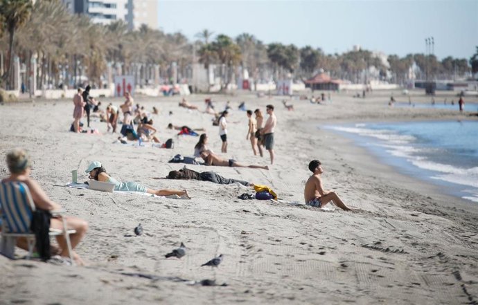 Varias personas en la Playa del Zapillo de Almería disfrutan del calor inusual en enero, archivo 