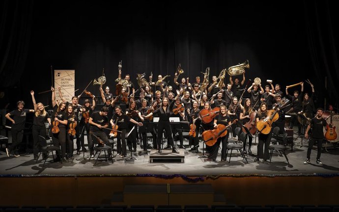 Archivo - Las artistas riojanas Noe Escalera y Gabriela Bajo actúan junto a la joven orquesta de Pamplona en el Círculo